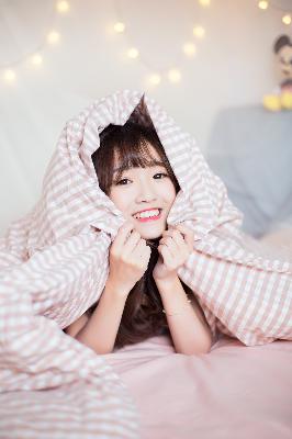 小保姆在厨房做饭